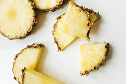 dogs-can-eat-pineapple-04