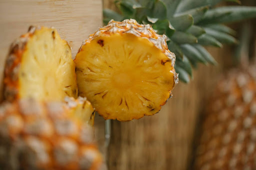dogs-can-eat-pineapple-02